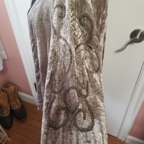 CHICO'S Velvet Beaded Kimono Silver Gray Lined Chico's Size 1 or Size 8 - Picture 3 of 5